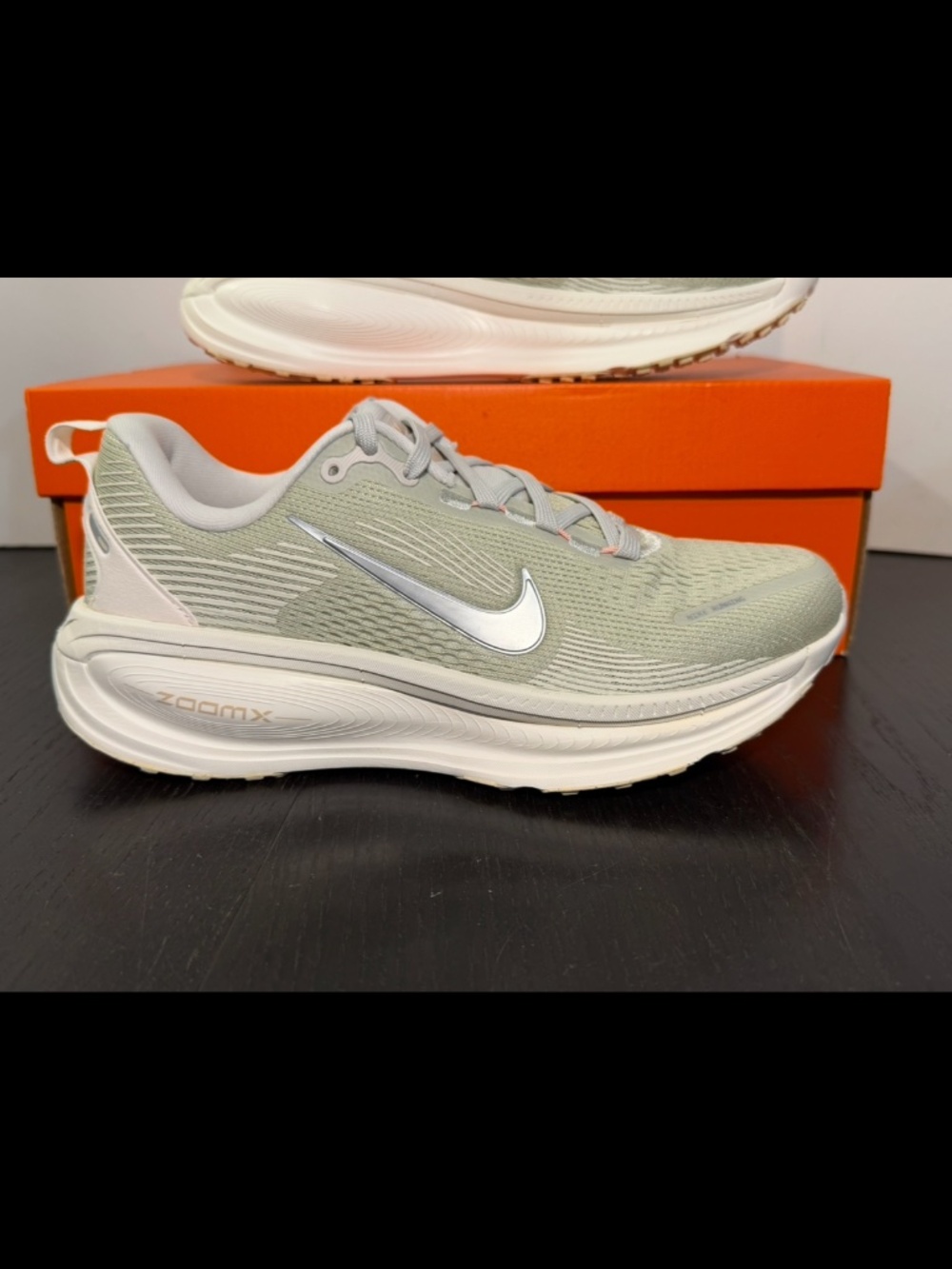 Nike Vomero 18 Running Shoes Sneakers Light Bone Metallic Silver Womens 7.5